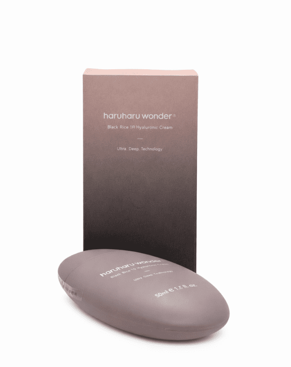 Haruharu Wonder Black Rice 10 Hyaluronic Cream (50 ml) Hĺbková hydratácia a omladenie v každej kvapke Doprajte svojej pleti luxusnú starostlivosť s ikonickým krémom od Haruharu Wonder. Tento intenzívny hydratačný krém kombinuje silu fermentovanej čiernej ryže a kyseliny hyalurónovej, aby vašej pokožke navrátil pružnosť, jemnosť a zdravý jas. Prečo si ho zamilujete? Sila čiernej ryže: Obsahuje extrakt z fermentovanej kórejskej čiernej ryže, ktorá je bohatá na antioxidanty (polyfenoly a flavonoidy). Tie chránia pleť pred voľnými radikálmi a predčasným starnutím. Ultra hlboká technológia (U.D.T.): Vďaka patentovanej lipozomálnej technológii prenikajú aktívne látky hlboko do vrstiev pokožky, namiesto toho, aby zostali len na povrchu. 10 druhov kyseliny hyalurónovej: Mix molekúl rôznej hmotnosti zabezpečuje viacúrovňovú hydratáciu – od povrchového vyhladenia až po hĺbkové vyplnenie jemných vrások. Prírodné zloženie: Obsahuje 95 % zložiek prírodného pôvodu, vrátane svetlicového oleja a pupalkového oleja pre upokojenie a regeneráciu. Hlavné výhody: Dlhotrvajúca vlhkosť: Uzamyká hydratáciu v pleti na celý deň. Anti-aging efekt: Zlepšuje elasticitu pleti a spevňuje jej kontúry. Rýchle vstrebávanie: Napriek bohatej textúre nezanecháva mastný film, len pocit zamatovej hebkosti. Udržateľnosť a čistota: Vegan-friendly, bez parabénov a umelých farbív. Spôsob použitia: Primerané množstvo krému naneste na vyčistenú a tonizovanú pleť ako posledný krok vašej rannej alebo večernej rutiny. Jemne vklepte končekmi prstov, kým sa úplne nevstrebe.