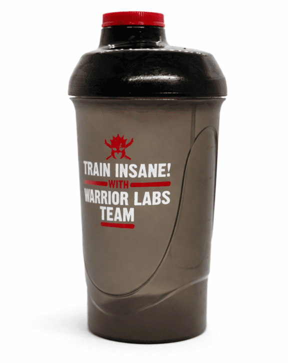 WarriorX Lab TRAIN INSANE 600ml: Štýl a Funkčnosť v Jednom Spoľahlivý shaker pre vaše fitness nápoje - WarriorX Lab Shaker je tu pre vás. Praktický objem 600ml - ideálny pre jednorazové dávky proteínu, amináčov, pumpy alebo bcaa.. Kompaktný dizajn - ľahko sa zmestí do každej športovej tašky. Špeciálne sitko zaručuje dokonalé premiešanie bez hrudiek. Vyrobený z kvalitného plastu bez BPA - bezpečný pre vaše zdravie. Jednoduché čistenie - vhodný do umývačky riadu. Čierno-červený dizajn - moderný a univerzálny vzhľad pre každého športovca. Vhodný pre mužov aj ženy. Pevne tesniaci uzáver zabraňuje úniku tekutiny. Zjednodušte si prípravu fitness nápojov s WarriorX Lab Shakerom. #fitness #shaker #WarriorXLab #protein #treningovydoplnok #fitnessnápoje #shakernaprotein