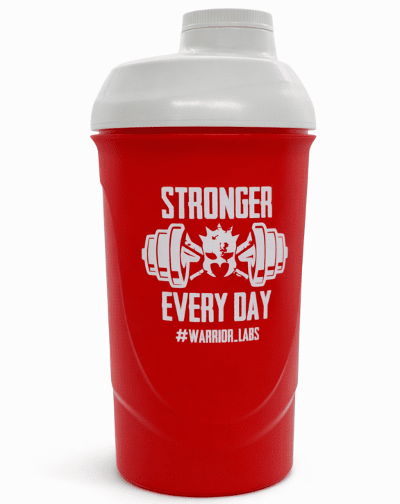 WarriorX Lab STRONGER EVERY DAY 600ml: Štýl a Funkčnosť v Jednom Spoľahlivý shaker pre vaše fitness nápoje - WarriorX Lab Shaker je tu pre vás. Praktický objem 600ml - ideálny pre jednorazové dávky proteínu, amináčov, pumpy alebo bcaa.. Kompaktný dizajn - ľahko sa zmestí do každej športovej tašky. Špeciálne sitko zaručuje dokonalé premiešanie bez hrudiek. Vyrobený z kvalitného plastu bez BPA - bezpečný pre vaše zdravie. Jednoduché čistenie - vhodný do umývačky riadu. BIelo-červený dizajn - moderný a univerzálny vzhľad pre každého športovca. Vhodný pre mužov aj ženy. Pevne tesniaci uzáver zabraňuje úniku tekutiny. Zjednodušte si prípravu fitness nápojov s WarriorX Lab Shakerom.